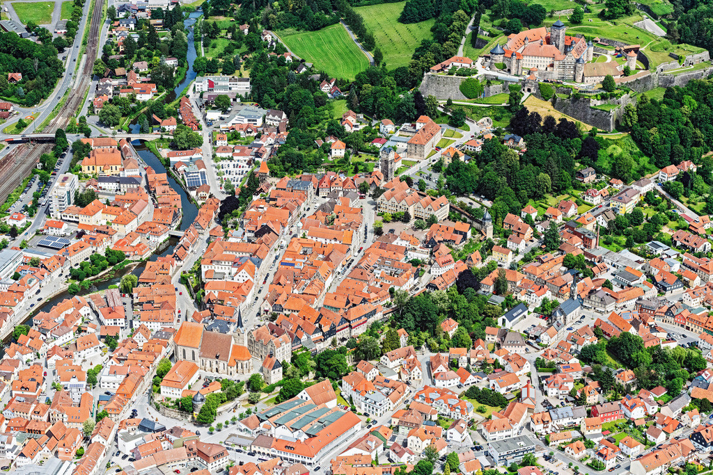 dr__0065668.jpg | KRONACH 15.06.2021 Altstadtbereich und Innenstadtzentrum in Kronach mit Blick auf die Festung Rosenberg Kronach im Bundesland Bayern, Deutschland. // Old Town area and city center in Kronach in the state Bavaria, Germany. Foto: Daniel Reiter
