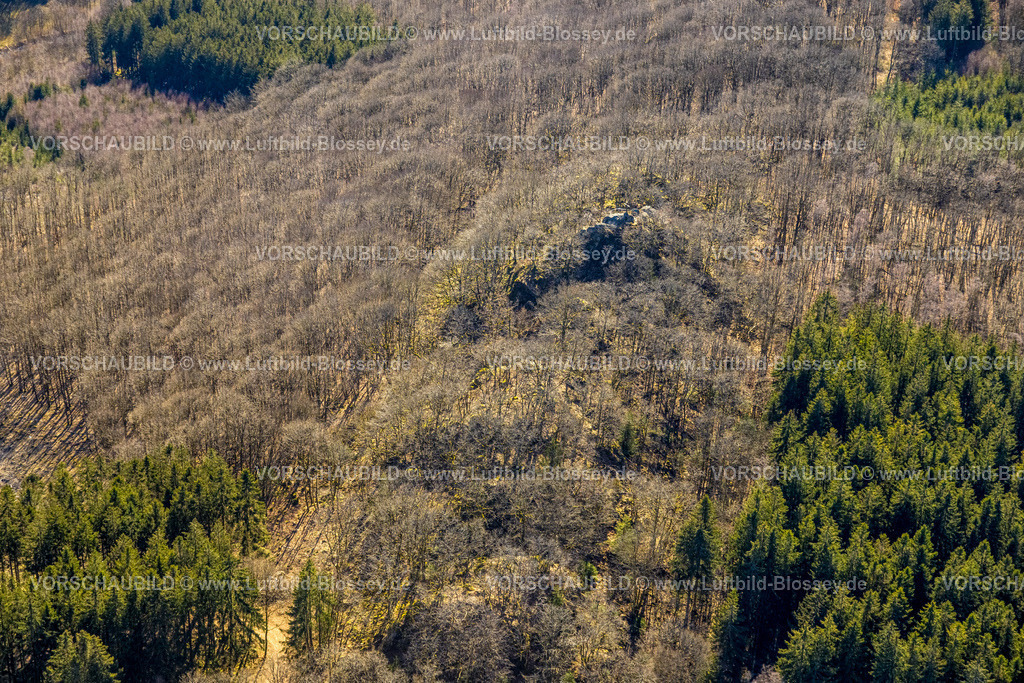Kirchhundem250308955Albaum_AlbaumerKlippen | Luftbild, Albaumer Klippen mit Gipfelkreuz, Felsgruppe im Naturschutzgebiet NSG, Albaum, Kirchhundem, Sauerland, Nordrhein-Westfalen, Deutschland
