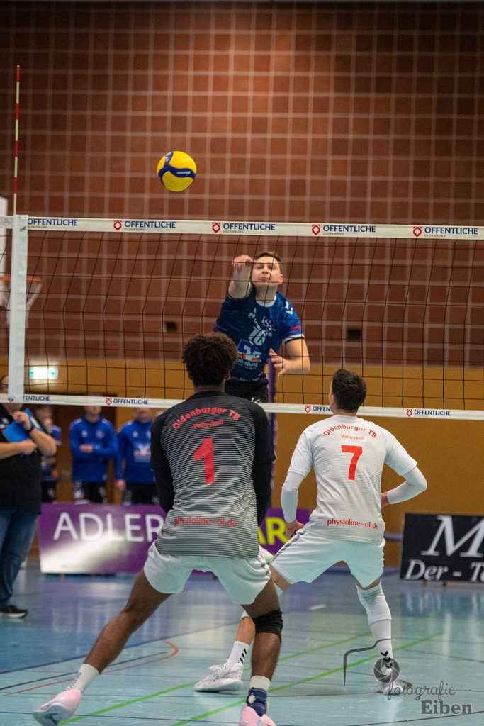 VSG Ammerland-Oldenburger TB | Regionalliga; VSG Ammerland (blau)-Oldenburger TB (weiß) am 18.01.2025 in Bad Zwischenahn (Sporthalle Schilldestraße ), Photo: Philip Eiben 2025 - Realisiert mit Pictrs.com