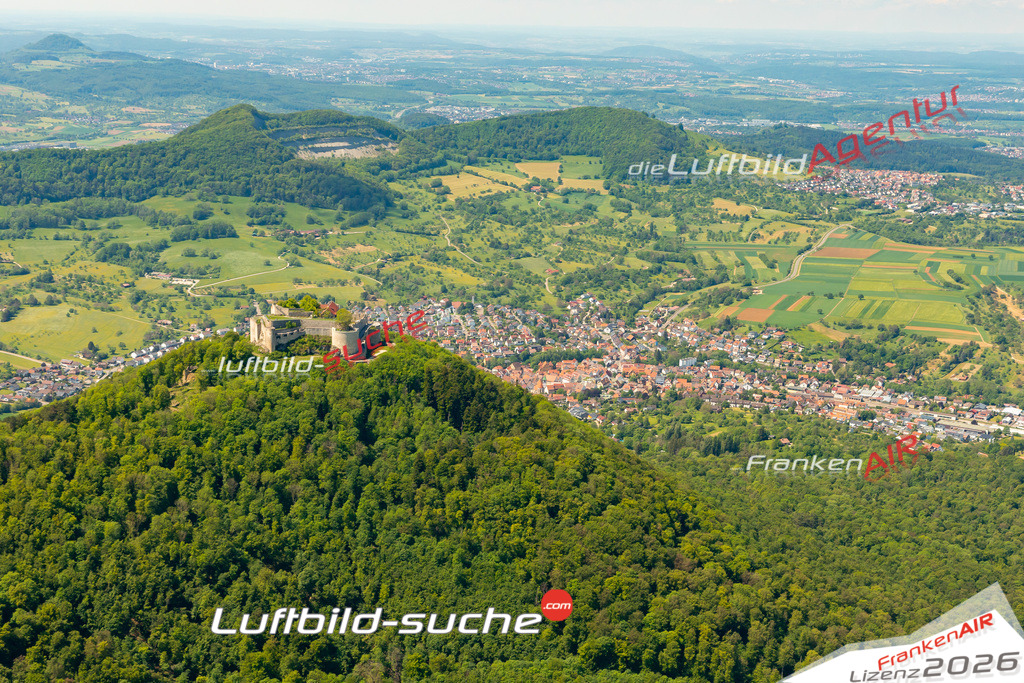 Das Luftbild zeigt : Burg Neuffen - Die Luftaufnahme wurde 2024 vom UL-Flugzeug aus erstellt ( keine Drohne ) - Hochauflösende Luftaufnahme - Für grossformatige Ausdrucke geeignet. Die Geschenkidee !Mit Lizenz und Bildrechte bestellbar