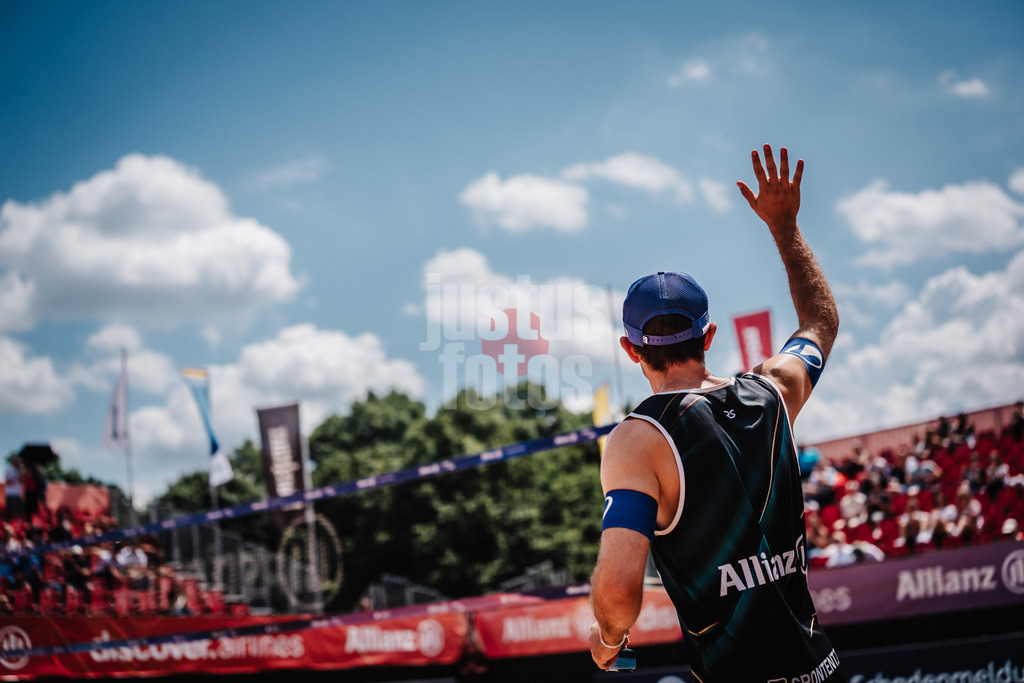 Beachvolleyball | Männer | Allianz German Beach Tour 2025 | Tourstop München | 11.07.2025 | Tilo Rietschel läuft in das Stadion ein