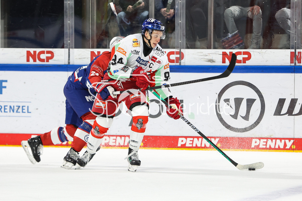 Nürnberg ICE Tigers - Augsburger Panther | Marcus WEBER (EHC #24) kann Anrei HAKULINEN (AEV #94) in dieser Szene nicht vom Puck treffen