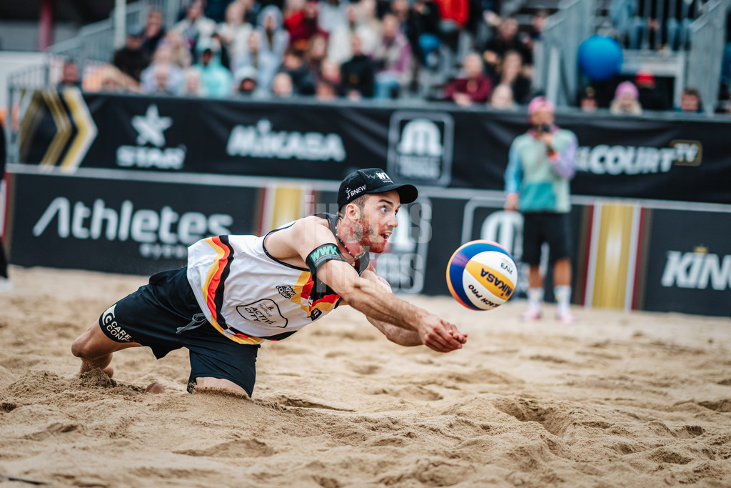 Beachvolleyball | Männer | Queen and King of the Court | Hamburg | 02.06.2024 | Clemens Wickler springt nach dem Ball