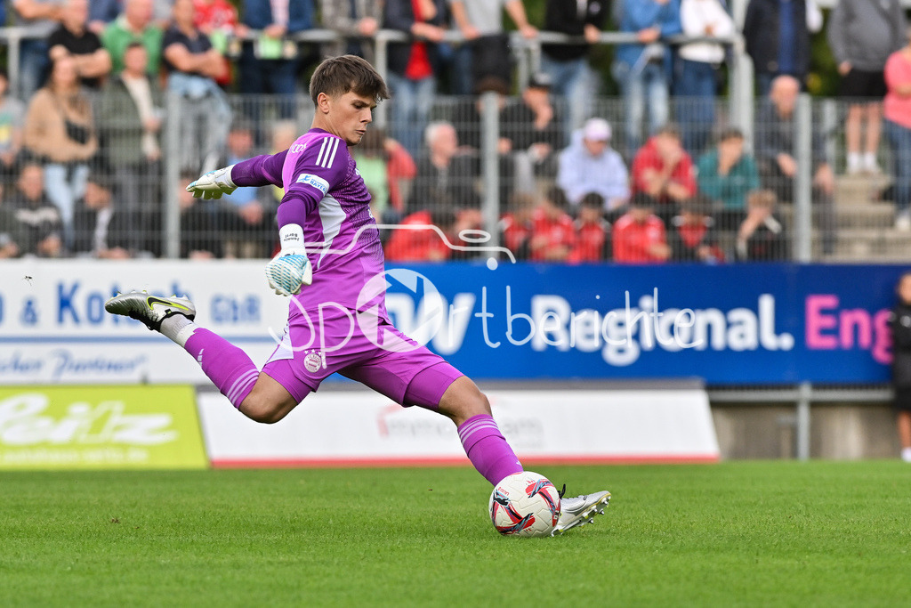 FC Memmingen - FC Bayern Amateure | am Ball Jannis BAERTL (FC Bayern München II #18) / Einzelfoto / Freisteller Regionalliga Bayern: FC Memmingen - FC Bayern München II; Arena Memmigen am 29.08.2025