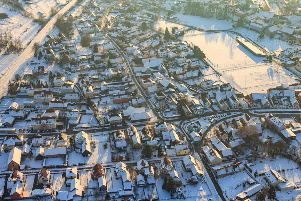 Vue aérienne: Centre du village avec terrain de football Mothern vu du nord en hiver sous la neige à Mothern dans le département Bas Rhin, France – .Photo: IMG_36599.jpg prise le 05/01/2011 par Werner Riehm/FLY-FOTO.eu – Résolution de l'original: 4260 x 2840 px