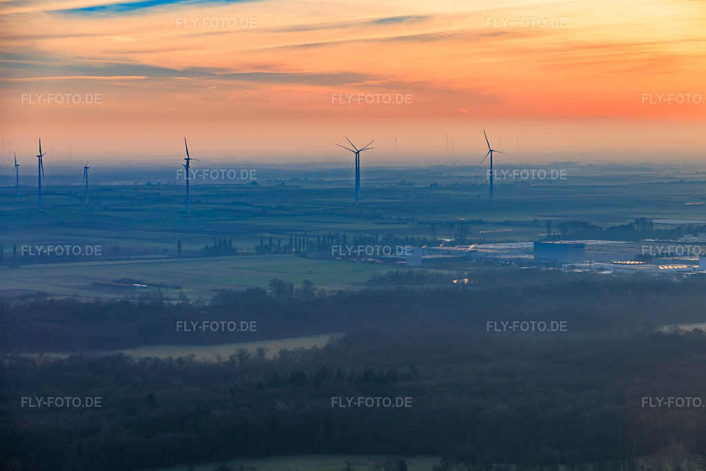 Luftbild: Windpark Offenbach an einem nebligen Winterabend in Offenbach an der Queich im Bundesland Rheinland-Pfalz in Deutschland. Foto: IMG_152117.jpg vom 12.12.2025 durch Werner Riehm/FLY-FOTO.de