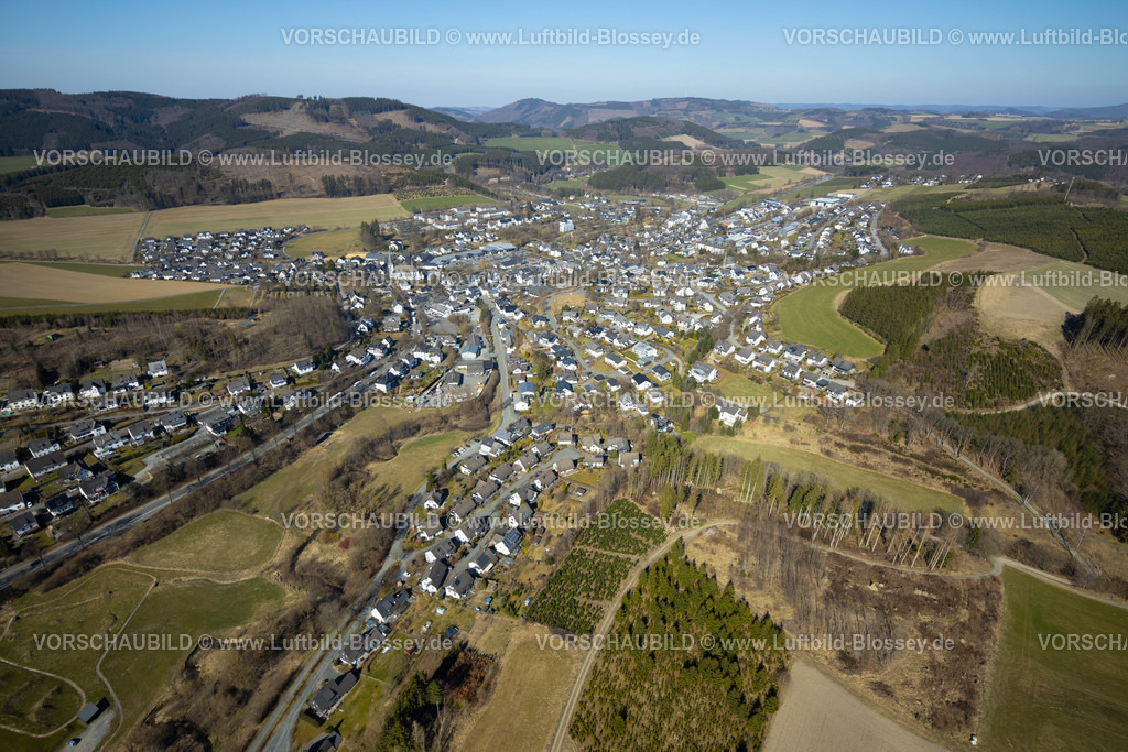 Eslohe220303926 | Luftbild, Ortsansicht mit Blick ins bergige Sauerland, Eslohe, Eslohe, Sauerland, Nordrhein-Westfalen, Deutschland