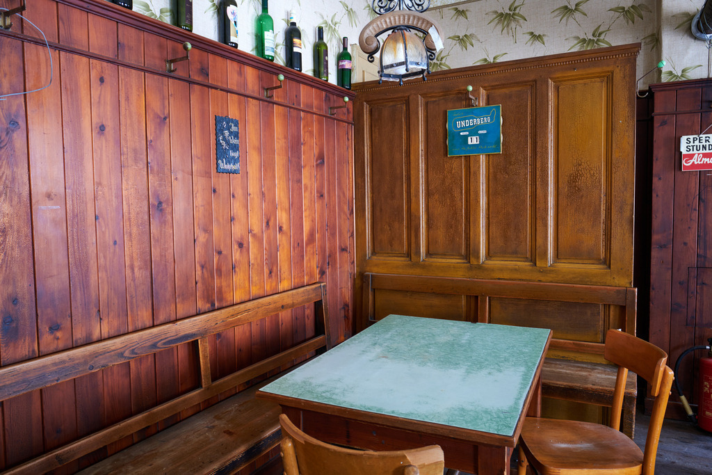 Innenraum einer leeren Gaststätte im Weinviertel | Austria - June 08, 2021: Innenraum einer leeren Gaststätte im Weinviertel - Realisiert mit Pictrs.com