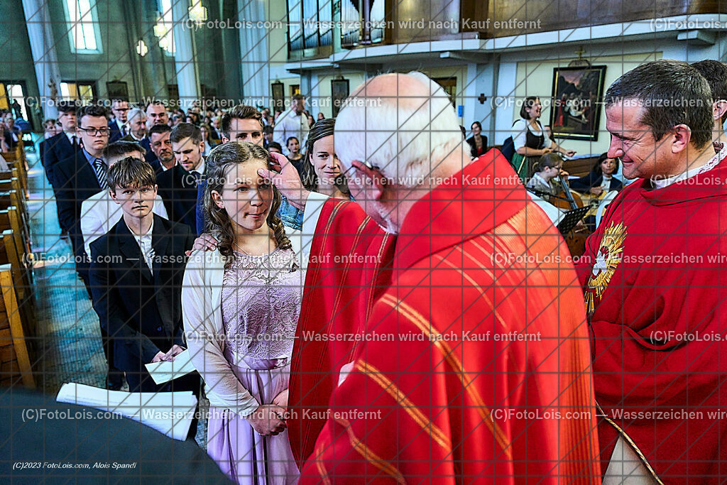 ALP2441_Pfarrfirmung Wieselburg_Sakrament der Firmung | (C)FotoLois.com, Alois Spandl, Pfarrfirmung in Wieselburg mit Firmspender Eduard Gruber (ehemaliger Generalvikar der Diözese St. Pölten), Sa 3. Juni 2023.