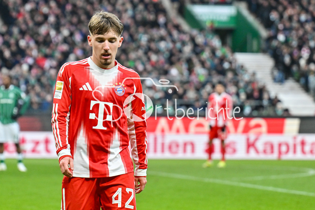 SV Werder Bremen - FC Bayern München | BREMEN, GERMANY - 14. FEBRUARY: im Bild Lennart KARL (FC Bayern Munich 42) / Einzelfoto / Freisteller während dem Bundesligamatch zwischen dem SV Werder Bremen und dem FC Bayern München am 22. Spieltag im Weserstadion / DFL REGULATIONS PROHIBIT ANY USE OF PHOTOGRAPHS AS IMAGE SEQUENCES AND/OR QUASI-VIDEO