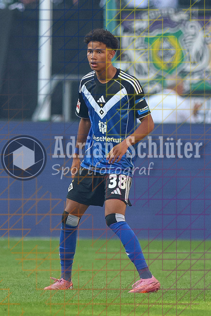 Borussia Mönchengladbach vs Hamburger SV - Bundesliga  | Mönchengladbach, Deutschland, 24.08.25:   Alexander Rossing-Lelesiit (Hamburger SV) schaut waehrend des Spiels der Bundesliga zwischen Borussia Mönchengladbach vs Hamburger SV im Stadion im Borussia Park(Foto von Brauer-Fotoagentur / Adrian Schlueter)