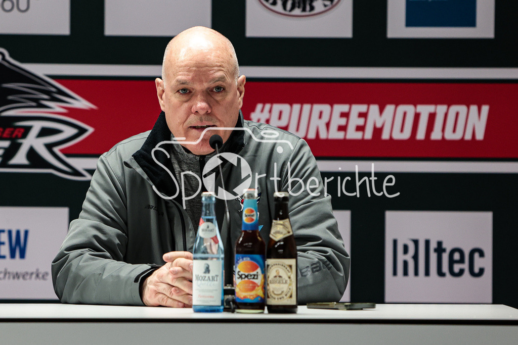 Augsburger Panther - Adler Mannheim | Adler Trainer Bill STEWART bei der Pressekonferenz nach der Partie in Augsburg