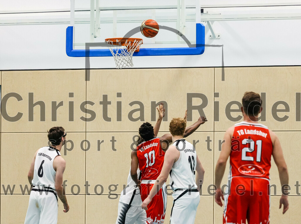 2022-12-03_033_TSV_Vaterstetten_gegen_TG_Landshut | Vaterstetten, Deutschland, 03.12.2022:
Basketball, Bayernliga Herren Südost 2022 / 2023, 7. Spieltag, TSV Vaterstetten gegen TG Landshut, Endergebnis: 71:78

Maximilian Rothe (TSV Vaterstetten, #6),  (TG Landshut, #10), Alain Gales (TSV Vaterstetten, #12)

Foto: Christian Riedel / fotografie-riedel.net