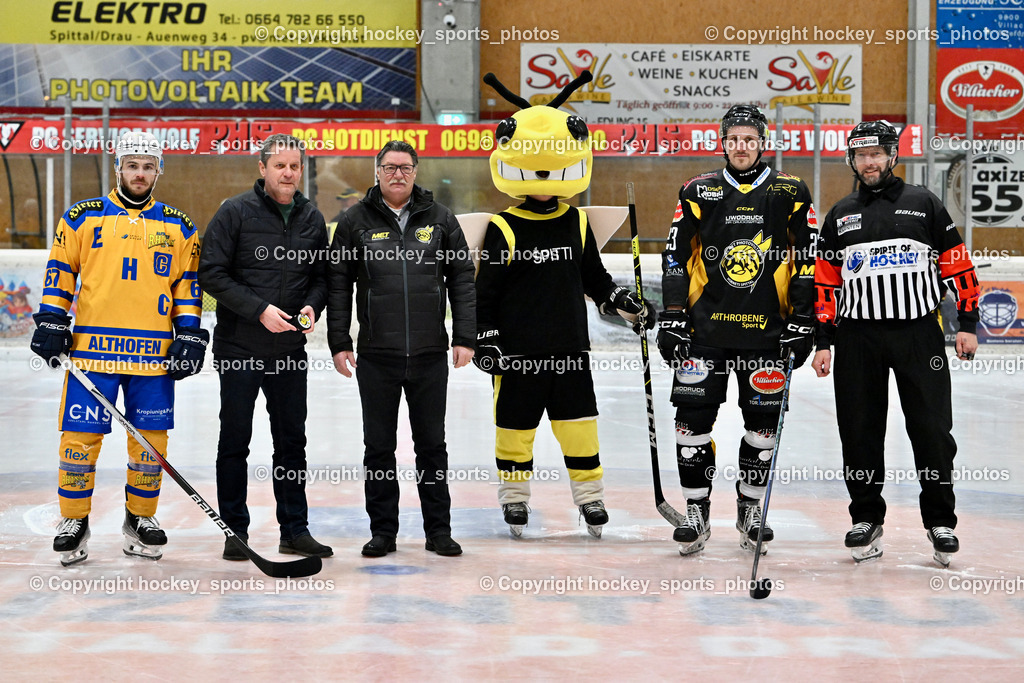 MET PHOTOVOLTAIK HORNETS SPITTAL vs. 1. EHC ALTHOFEN | #67 Schettina Kevin EHC Althofen, Bürgermeister Seeboden Thomas Schäfauer, Obmann Hornets Spittal Ludwig Zauchner, Maskottchen Hornets Spittal Spitti, #23 Sodja Urban EC Hornets Spittal, ETTLMAYR Timo Referee, MET PHOTOVOLTAIK HORNETS SPITTAL vs. 1. EHC ALTHOFEN, MET PHOTOVOLTAIK HORNETS SPITTAL vs. 1. EHC ALTHOFEN am 10.01.2026 in Spittal an der Drau (Eissportzentrum Spittal), Austria, (Photo by Bernd Stefan)