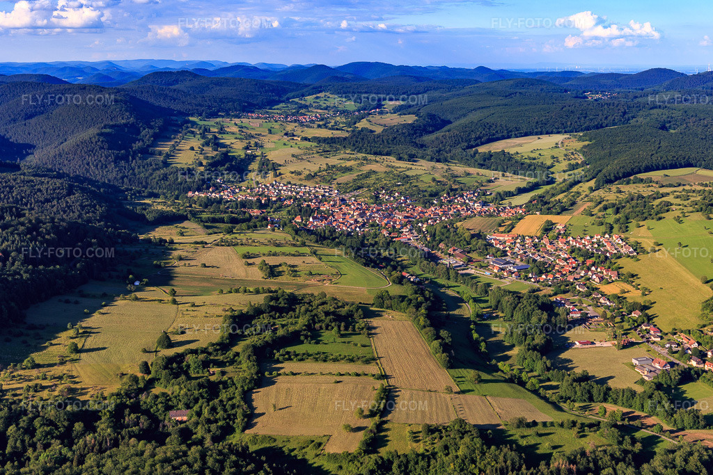 Aerial view: View of the town from the southwest in Lembach in the state Bas-Rhin, France. – Photo: IMG_115387.jpg taken on 06/16/2019 by Werner Riehm/FLY-FOTO.com – Resolution of the original: 5191 x 3461 px