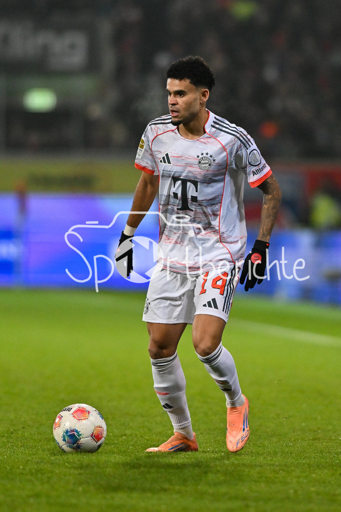 1. FC Heidenheim - FC Bayern München | HEIDENHEIM, GERMANY - 21. DECEMBER: am Ball Luis DIAZ (FC Bayern Munich 14) / Einzelfoto / Freisteller während dem Bundesligamatch zwischen dem 1. FC Heidenheim und dem FC Bayern München am 15. Spieltag in der Voith-Arena / DFL REGULATIONS PROHIBIT ANY USE OF PHOTOGRAPHS AS IMAGE SEQUENCES AND/OR QUASI-VIDEO