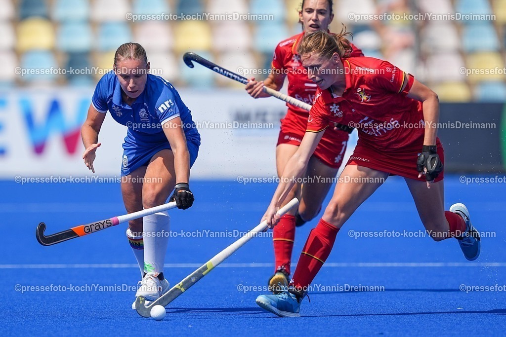 xydrx13082502019 | 13.08.2025, xydrx, Frauen EuroHockey Championship 2025, Gruppenphase, Gruppe B, Belgien - Schottland, Sparkassenpark Mönchengladbach: Sarah Robertson (SCO #10) im Zweikampf gegen Stephanie Vanden Borre (BEL #22)