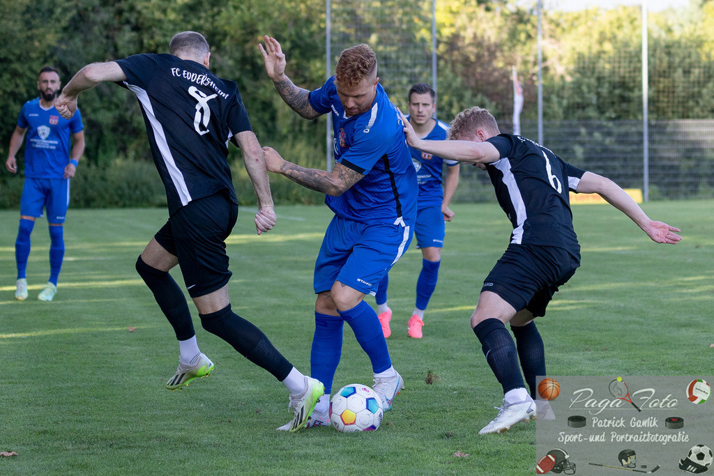 Hessenliga: Türk Gücü Friedberg - FC Eddersheim, 09.08.2024 | Laurin Vogt (FC Eddersheim #8) & Noah Michel (Türk Gücü Friedberg #33) & Jan Herrmann (FC Eddersheim #6) im Zweikampf um de nBall, Türk Gücü Friedberg - FC Eddersheim, Friedberg, Städtischer Sportplatz, 9.8.2024 - Realisiert mit Pictrs.com