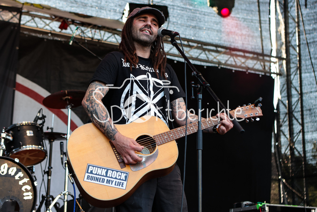 Sommer am Kiez | Dan GANOVE spielt vor "Die Kassierer" beim Augsburger Fesitval " Sommer am Kiez" auf seiner Gitarre, Vorband, Support