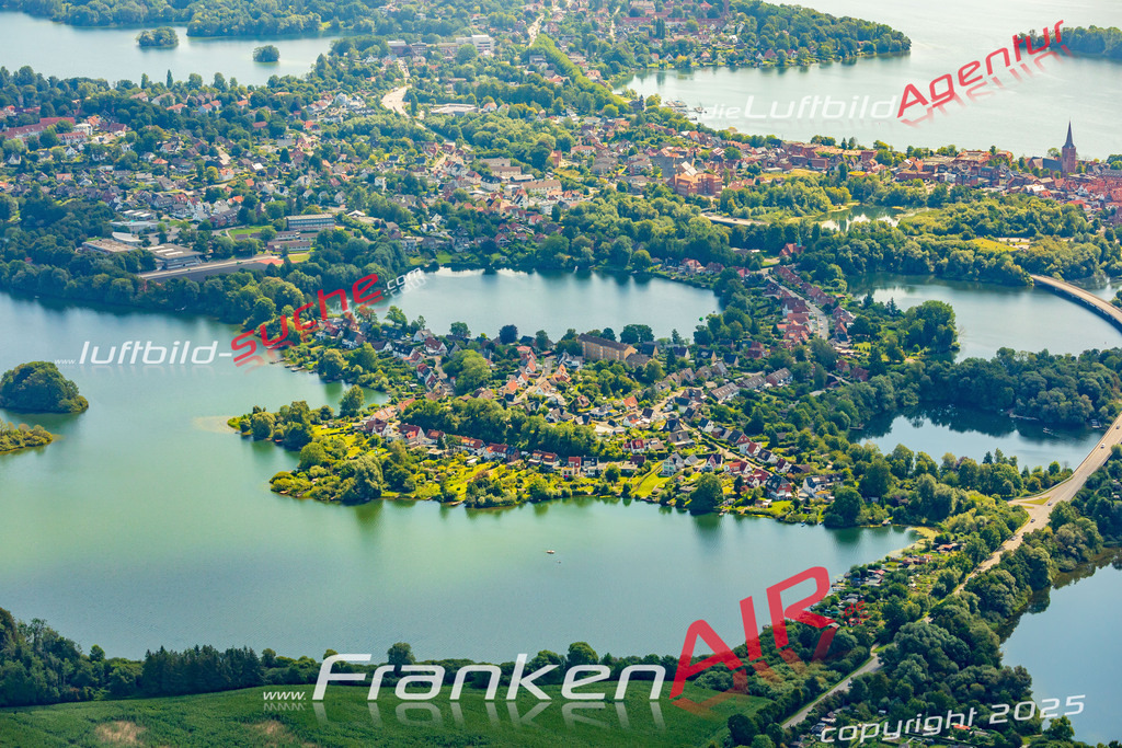 Vs Google Maps Plön - Die Luftaufnahme wurde 2025 vom UL-Flugzeug heraus erstellt ( keine Drohnenaufnahme ) - Hochauflösende Luftaufnahme - für Wandbilder und großformatige Ausdrucke geeignet. Das besondere Geschenk!Hier alle&nbsp;Infos zur Lizenzierung der LuftaufnahmeWir fliegen auch dieses Jahr wieder in Ihre Region um Luftbilder zu erstellen.- Luftbild anfragen