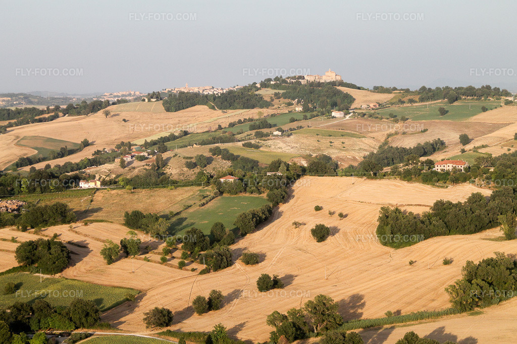 Aerial view: View of the town in Sant'Ippolito in the state The Marches, Italy. – Photo: IMG_43142.jpg taken on 07/16/2011 by Werner Riehm/FLY-FOTO.com – Resolution of the original: 4272 x 2848 px