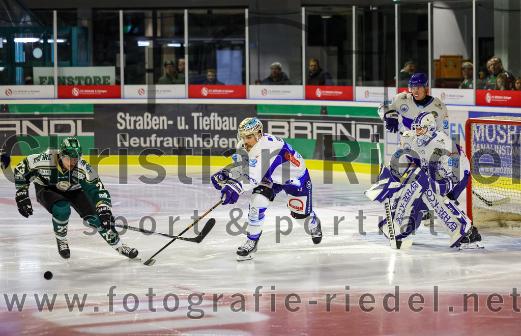 2025-09-26_024_TSV_Erding_gegen_SC_Riessersee | Erding, Deutschland, 26.09.2025:Eishockey, Oberliga Süd 2025 / 2026, 3. Spieltag, TSV Erding gegen SC Riessersee, Endergebnis: 3:5Lukas Gaus (Erding Gladiators, #23), Torwart Patrik Mühlberger (SC Riessersee, #65)Foto: Christian Riedel / fotografie-riedel.net