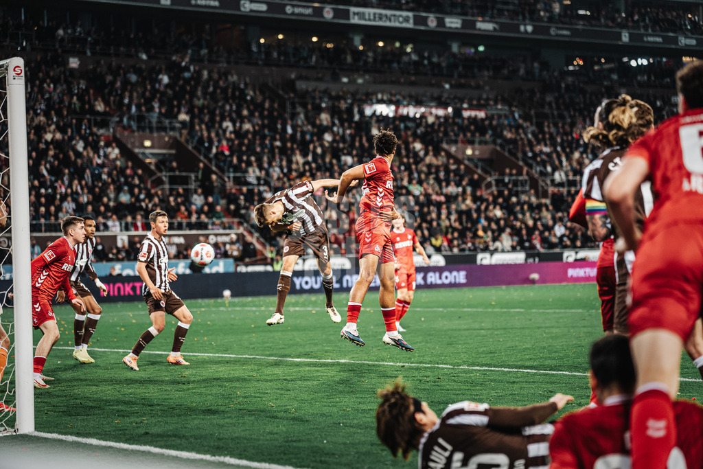 Fußball | Männer | Saison 2025/2026  | Fußball-Bundesliga | 30. Spieltag | FC St. Pauli vs. 1. FC Köln | 17.04.2026 | Tor durch Kopfball von Karol Mets (#3, FC St. Pauli)