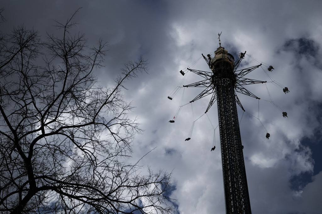 Prater Turm Karussell | Wien, Austria - March 25, 2024: Prater Turm Karussell gegen bewölkten Himmel. - Realisiert mit Pictrs.com