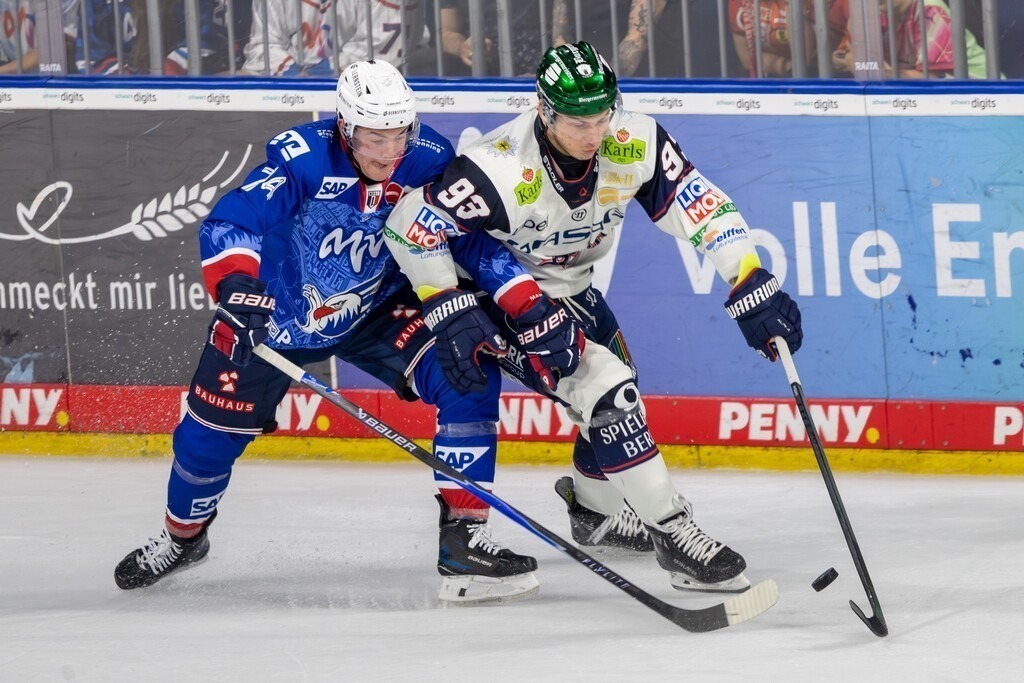 DEL, Deutsche Eishockey Liga Saison 2025/26, 3. Spieltag: Adler Mannheim gegen Eisbären Berlin***Bild: Justin Schütz (74, Mannheim) und Leonhard Pföderl (93, Berlin) | DEL, Deutsche Eishockey Liga Saison 2025/26, 3. Spieltag: Adler Mannheim gegen Eisbären Berlin***Bild: Justin Schütz (74, Mannheim) und Leonhard Pföderl (93, Berlin) - Realisiert mit Pictrs.com