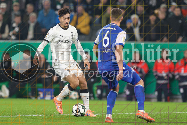 Borussia Mönchengladbach vs Karlsruher SC - DFB-Pokal 2. Runde | Mönchengladbach, Deutschland, 28.10.25:   Jens Castrop (Borussia Mönchengladbach) und Nicolai Rapp (Karlsruher SC) im Kampf um den Ball waehrend des Spiels der DFB-Pokal 2. Runde zwischen Borussia Mönchengladbach vs Karlsruher SC im Stadion im Borussia Park(Foto von Brauer-Fotoagentur / Adrian Schlueter)