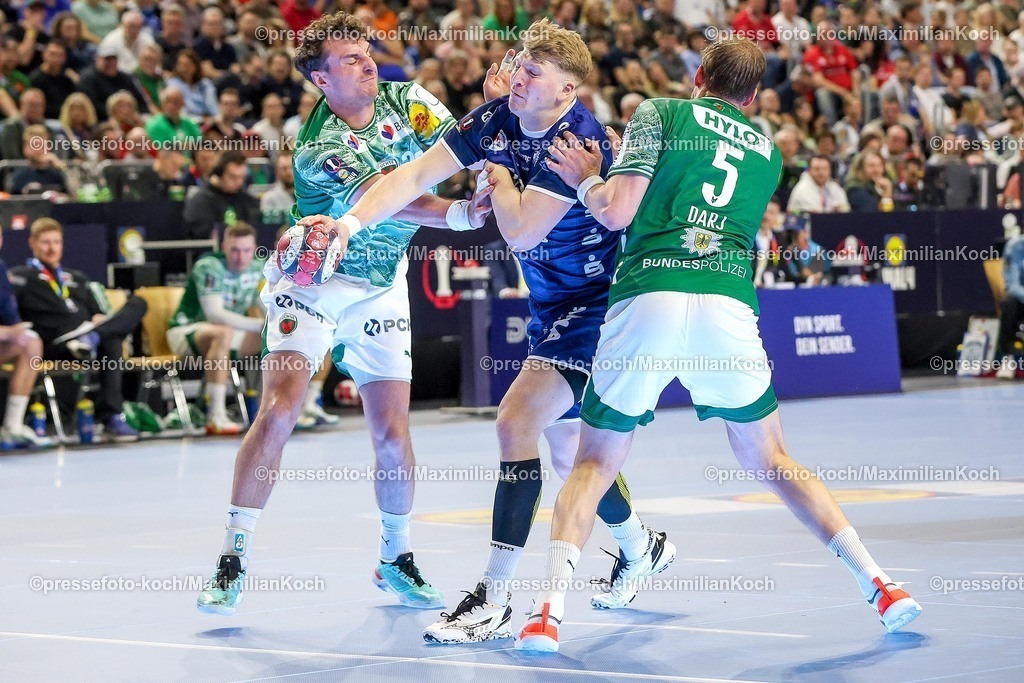 xSSCx18042601015 | 18.04.2026, xsscx, Handball, DHB-Pokal Lidl Final4, TBV Lemgo-Lippe - Füchse Berlin, Saison 2025 / 2026 Herren, Lanxess Arena: Lukas Hutecek (TBV Lemgo Lippe #02) im Zweikampf gegen Max Darj (Füchse Berlin #05) Photo: xSandraxScherningxPressefotoKochx