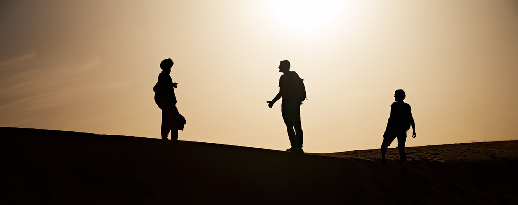 Teilnehmer der Wüstenwanderung im Gegenlicht | Merzouga, Marokko - November 14, 2024: Teilnehmer der Wüstenwanderung auf der grossen Düne m Gegenlicht. - Realisiert mit Pictrs.com