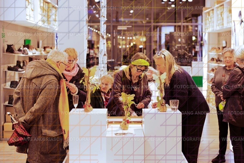 20251130-104752_Schmuck_R3A_0160_wa | Eine besondere Vernissage mitten im Flagship-Store von BÄR Schuhe in Frankfurt: Schmuck trifft auf orthopädische Schuhkunst, Design auf Wohlgefühl. Zwischen funkelnden Details und anatomischer Präzision entstand ein Abend voller Stil, Inspiration und echter Handwerksqualität. Ein herzliches Dankeschön an Alexandra Feirer für die großartige Gastfreundschaft und diesen stimmungsvollen Rahmen. - Realisiert mit Pictrs.com