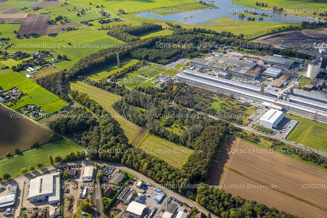 Voerde241009435 | Luftbild, Hafen Emmelsum und Werksgelände TRIMET Aluminium SE am Schleusenstraße, Überschwemmungsgebiet, Spellen, Voerde, Niederrhein, Nordrhein-Westfalen, Deutschland