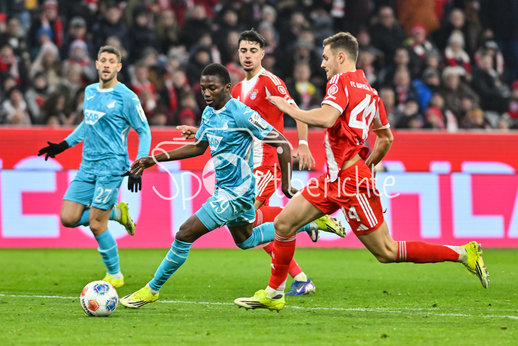 FC Bayern München - TSG 1899 Hoffenheim | MUNICH, GERMANY - 08. FEBRUARY: im Duell Bazoumana TOURE (TSG Hoffenheim 29) und Josip STANISIC (FC Bayern Munich 44) während dem Bundesligamatch zwischen dem FC Bayern München und der TSG 1899 Hoffenheim am 21. Spieltag in der Allianz Arena / DFL REGULATIONS PROHIBIT ANY USE OF PHOTOGRAPHS AS IMAGE SEQUENCES AND/OR QUASI-VIDEO
