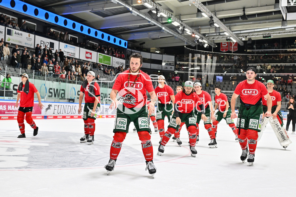 Augsburger Panther - Kölner Haie | Glückliche Augsburger Panther feiern den Heimsieg gegen Köln mit den heimischen Fans / DEL: Augsburger Panther - Kölner Haie; Curt Frenzel Stadion am 26.09.2025 / Riley DAMIANI (Augsburger Panther #19)