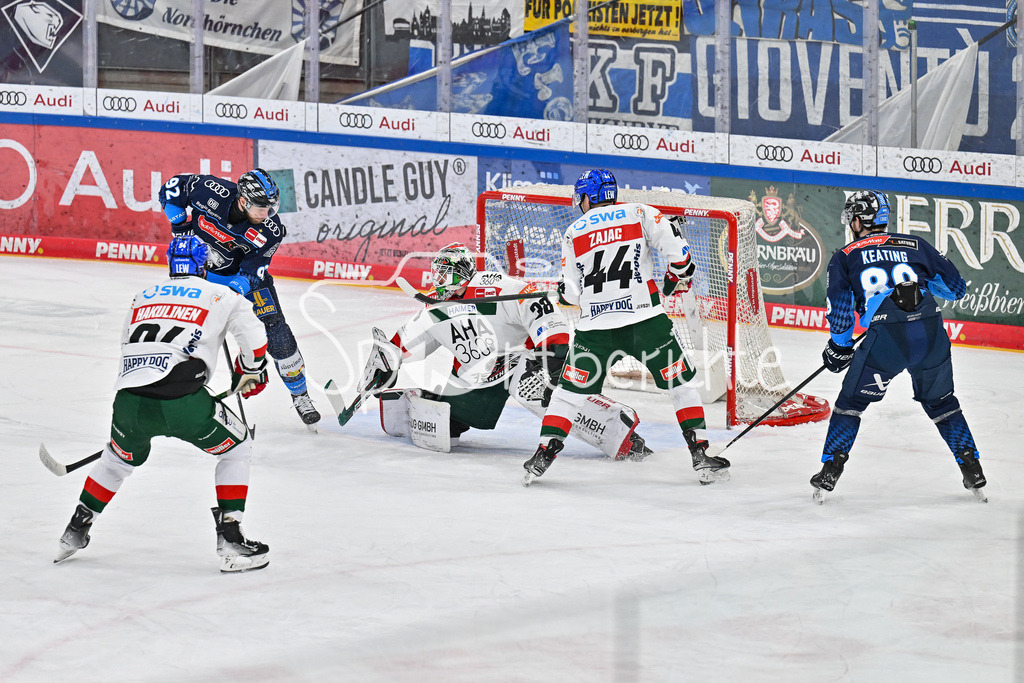 ERC Ingolstadt - Augsburger Panther  | Daniel SCHMOELZ (ERC Ingolstadt #92) bringt in dieser Szenen den Puck nicht an Strauss MANN (Augsburger Panther #38) vorbei / DEL: ERC Ingolsdtadt - Augsburger Panther, Saturn Arena am 10.01.2025