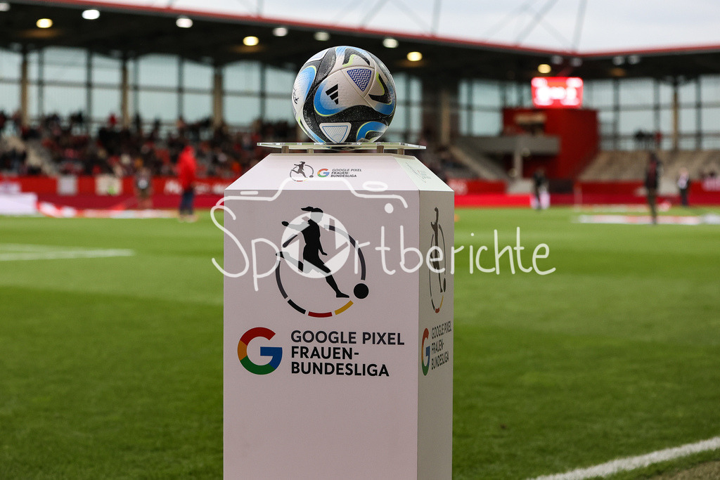 FC Bayern München Frauen - SV Werder Bremen Frauen | Der Spielball der Partie zwischen den Frauen des FC Bayern und des SV Werder Bremen / Symbolbild./ Einlauf