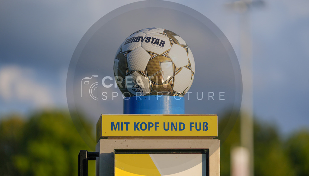 Fußball, Herren, Saison 2025/2026, Regionalliga Nordost, 6. Spieltag, FSV 63 Luckenwalde vs. VSG Altglienicke, Freitag 28.08.2025, Werner-Seelenbinder-Stadion Luckenwalde | Fußball, Herren, Saison 2025/2026, Regionalliga Nordost, 6. Spieltag, FSV 63 Luckenwalde vs. VSG Altglienicke, Freitag 28.08.2025, Werner-Seelenbinder-Stadion Luckenwalde, Im Bild: Der Ballständer mit dem Derbystar Spielball im Luckenwalder Werner-Seelenbinder-Stadion vor Spielbeginn. - Realisiert mit Pictrs.com