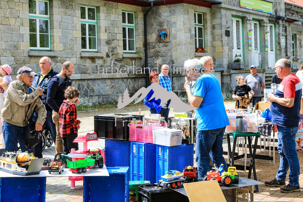 OE7A5544 | Spaß, reden und feilschen gehört zum Treiben auf dem Flohmarkt