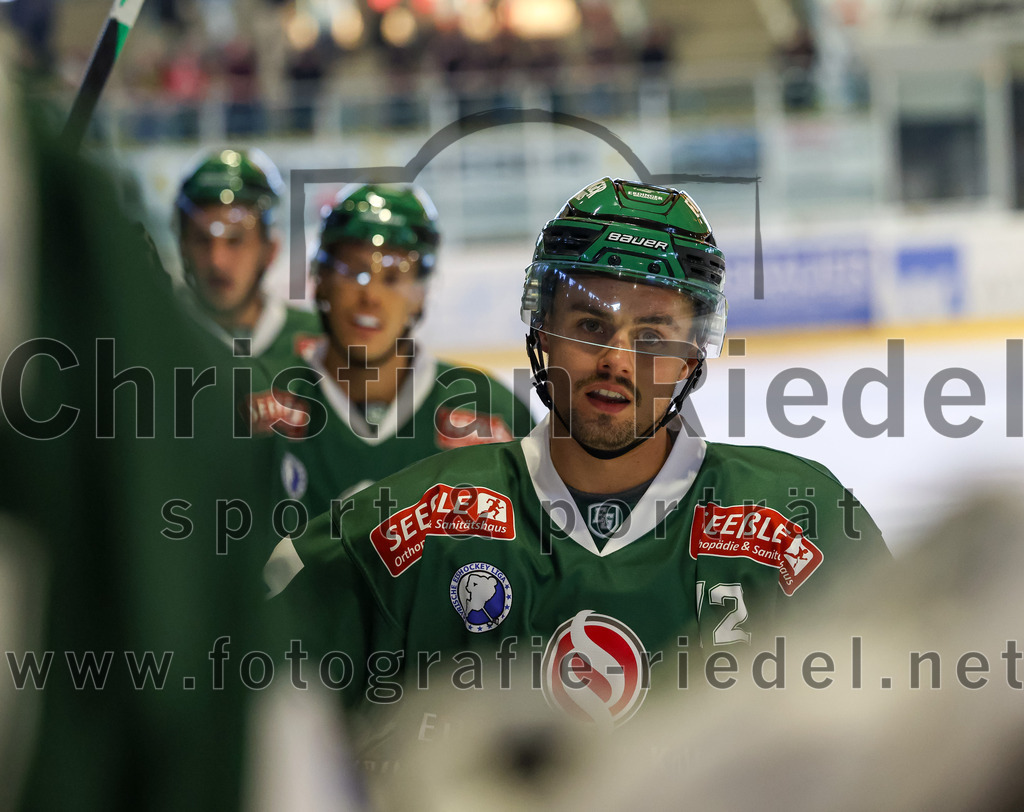 2023-09-10_102_TSV_Erding_gegen_EHC_Klostersee | Erding, Deutschland, 10.09.2023:
Eishockey, Bayernliga 2023 / 2024, Testspiel, TSV Erding gegen EHC Klostersee, Endergebnis: 10:1

Leon Abstreiter (Erding Gladiators, #72)

Foto: Christian Riedel / fotografie-riedel.net