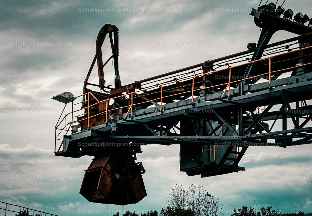 DSCF2026 | Ferropolis ist ein Industriemuseum und Veranstaltungsort in Gräfenhainichen östlich von Dessau-Roßlau auf einer Halbinsel im Gremminer See, dem ehemaligen Tagebau Golpa-Nord. Ferropolis ist Ankerpunkt der Europäischen Route der Industriekultur. Wikipedia - Realisiert mit Pictrs.com