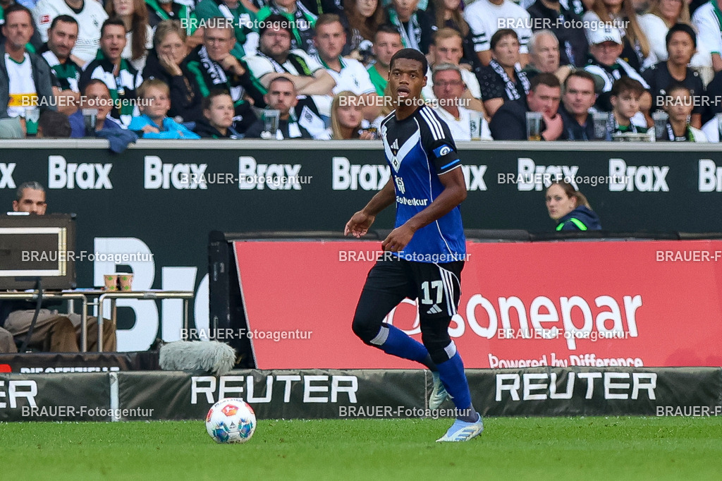 Borussia Mönchengladbach vs Hamburger SV - Bundesliga  | Mönchengladbach, Deutschland, 24.08.25:   Warmed Omari (Hamburger SV) in Aktion am Ball, Einzelaktion waehrend des Spiels der Bundesliga zwischen Borussia Mönchengladbach vs Hamburger SV im Stadion im Borussia Park(Foto von Brauer-Fotoagentur / Adrian Schlueter)