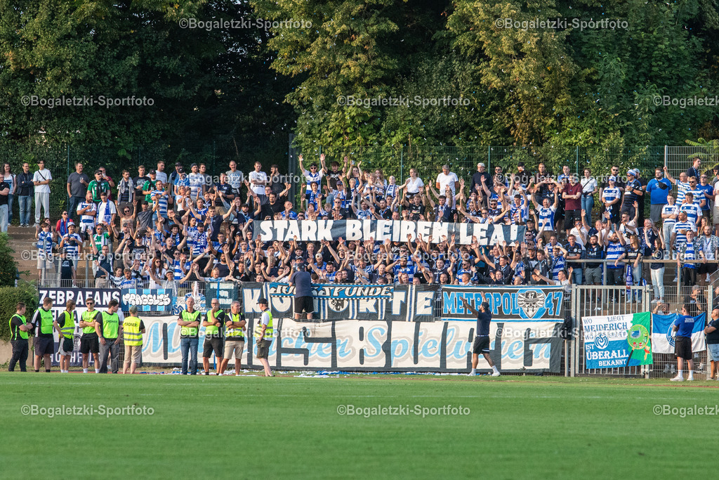Stark bleiben Lea | 20.08.2025, Fußball, SC Victoria Mennrath - MSV Duisburg, Niederrheinpokal, Saison 2025/26: MSV Fans (Ultras) zeigen Spruchband "Stark bleiben Lea!" für an Krebs erkankten MSV Fan - Realisiert mit Pictrs.com