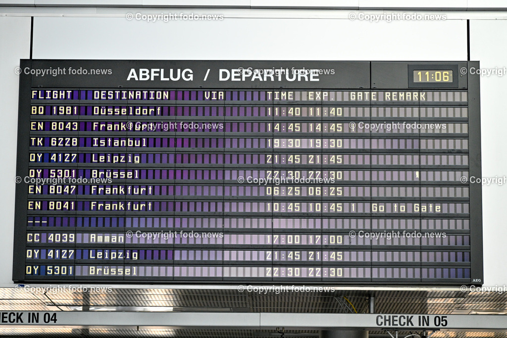 Flughafen Linz_ Linz Airport_ Linz-Hoersching_ 30.10.2023-4 | 30.10.2023, Linz Hoersching, AUT, Flughafen Linz, Linz Airport, im Bild Abflug, Tafel, Anzeige