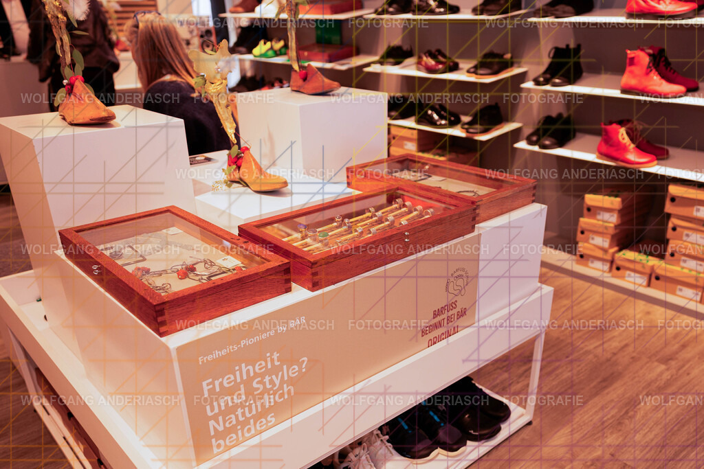 20251130-104700_Schmuck_R3A_0014_wa | Eine besondere Vernissage mitten im Flagship-Store von BÄR Schuhe in Frankfurt: Schmuck trifft auf orthopädische Schuhkunst, Design auf Wohlgefühl. Zwischen funkelnden Details und anatomischer Präzision entstand ein Abend voller Stil, Inspiration und echter Handwerksqualität. Ein herzliches Dankeschön an Alexandra Feirer für die großartige Gastfreundschaft und diesen stimmungsvollen Rahmen. - Realisiert mit Pictrs.com