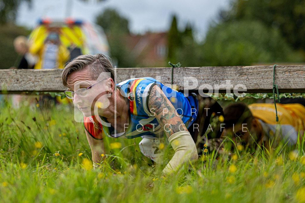 Auf Tuchfühlung mit Gras und Blumen - Auch Kriechhindernisse mussten gemeistert werden. Sandra Jäkel konzentriert sich bereits auf das nächste Hindernis. | immodelaporte-sportfotos - Realisiert mit Pictrs.com