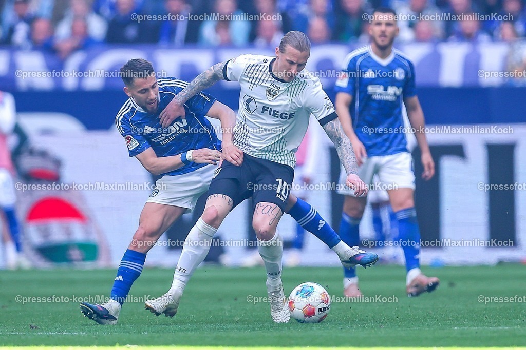 S0419042601059 | 19.04.2026, Fußball, FC Schalke 04 - SC Preußen Münster, 30. Spieltag, 2. Fußball Bundesliga, Veltins-Arena Gelsenkirchen, Saison 2025 2026: Adil Aouchiche&nbsp;(Schalke04 #24) im Zweikampf gegen  Marvin Schulz&nbsp;(Preussen Muenster #10)  DFB regulations prohibit any use of photographs as image sequences and or quasi-video.