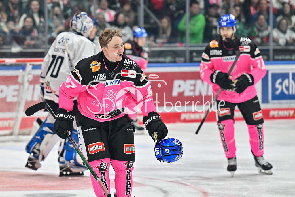 Augsburger Panther - Straubing Tigers | nach einen FIght faehrt Florian ELIAS (Augsburger Panther #67) gezeichnet zur Bank / Kampf / Faustkampf / DEL: Augsburger Panther - Straubing Tigers, Curt Frenzel Stadiom am 20.10.2024