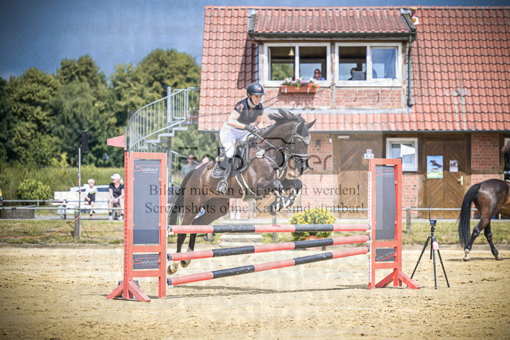 DOS_7144 | Entdecke hochwertige Reitturnierfotos von Foto Oger. Professionell, emotional und authentisch – jetzt Lieblingsmomente im Shop bestellen.Deutschlandweite Turnierfotografie. - Realisiert mit Pictrs.com